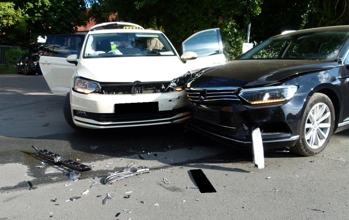 POL-MI: Unfall zwischen Taxi und PKW