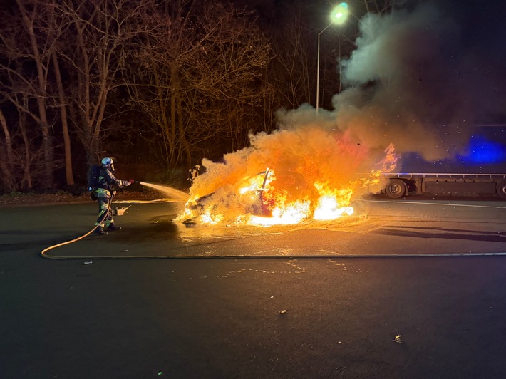 FW Hünxe: Pkw in Flammen - Fahrzeugbrand auf Rastplatz