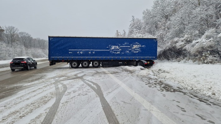 API-TH: Sattelzug steht quer auf der Fahrbahn