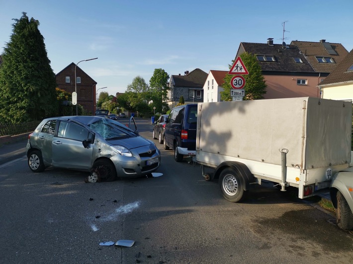 POL-RBK: Leichlingen - Seniorin leichtverletzt nach Überschlag mit Pkw