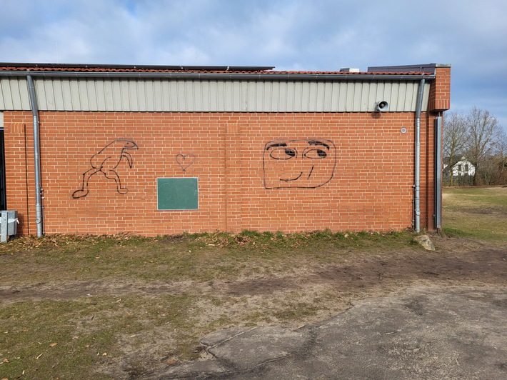 POL-CUX: Vermehrte Sachbeschädigungen auf dem Gelände der Grundschule in Nordholz - Zeugenaufruf (Foto im Anhang)