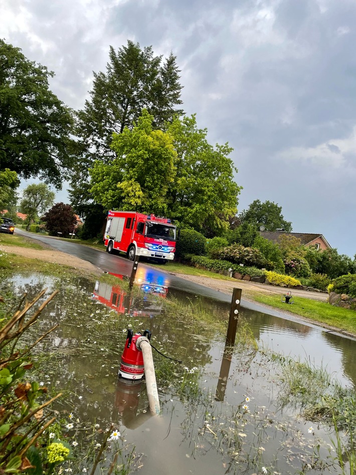 FW Celle: Straße in Hustedt unter Wasser