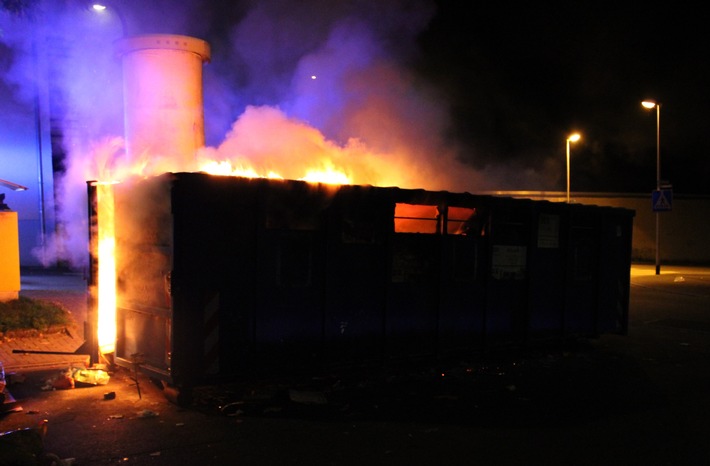 POL-HA: Unbekannte setzen Altpapiercontainer in Altenhagen in Brand - Zeugen gesucht
