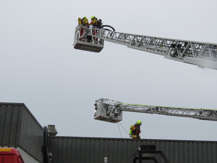 FW-Heiligenhaus: Feuer in einem metallverarbeitenden Betrieb (Meldung 10/2022)