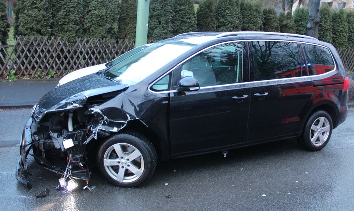 POL-HA: Unfall auf der Eppenhauser Straße - Auto dreht sich um eigene Achse