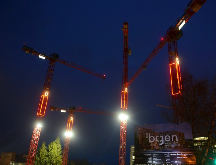 Münchens größter Adventskranz: Baustelle „DER bogen“ bringt Weihnachtsstimmung in die Bayernmetropole