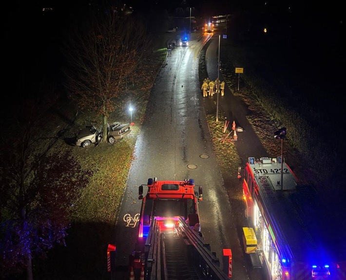 POL-STD: Zwei Autoinsassen bei Verkehrsunfall in Stade-Haddorf lebensgefährlich verletzt