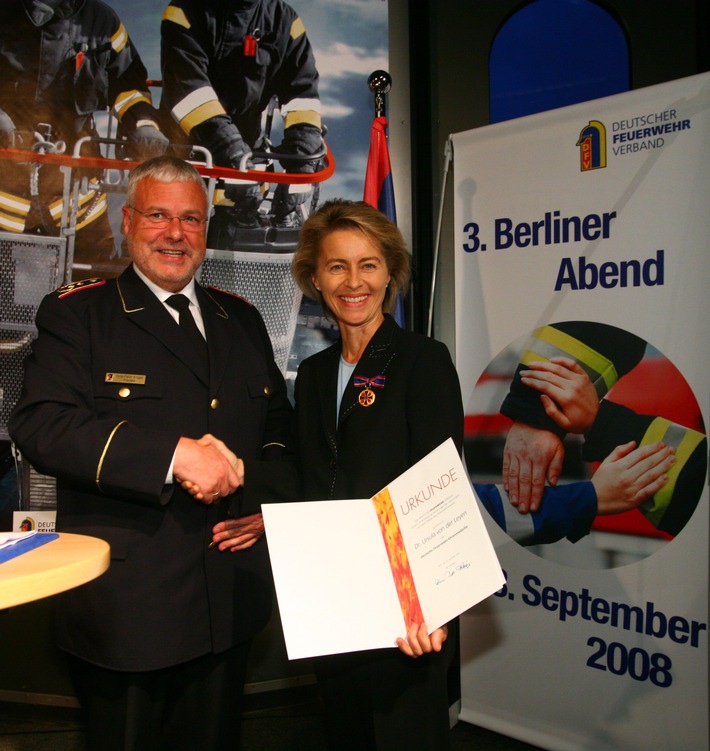 Höchste Feuerwehr-Auszeichnung für von der Leyen / Ehrung und Gespräche: 3. Berliner Abend des Deutschen Feuerwehrverbandes