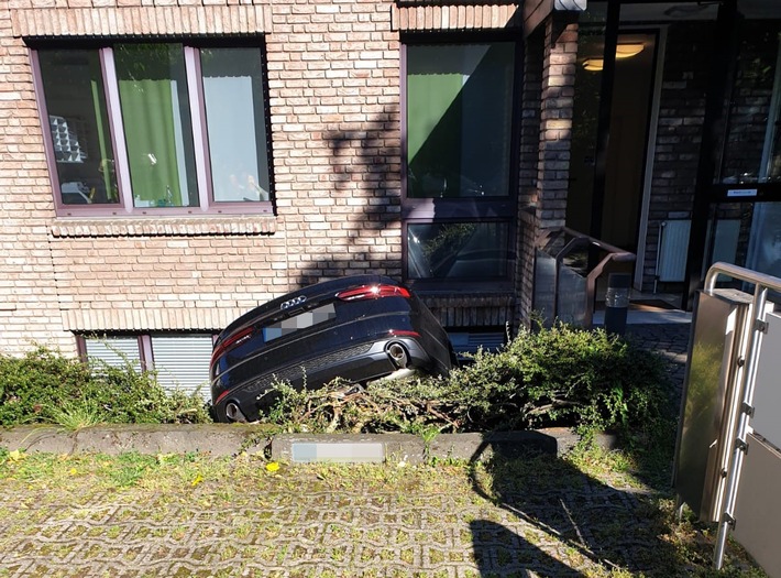 POL-KR: Cracau: Auto landet nach Unfall im Souterrain