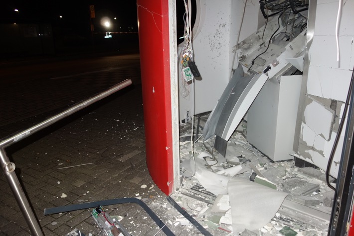 POL-NE: Herbeiführen einer Sprengstoffexplosion - Geldautomat im Visier