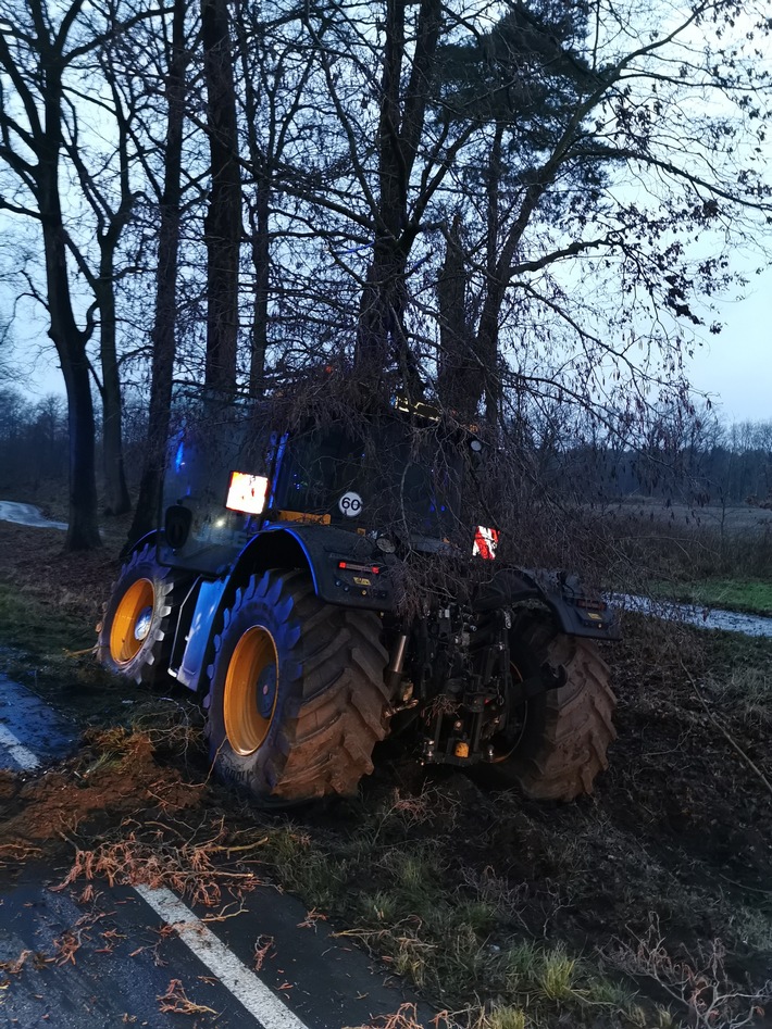 POL-CE: Treckerfahrer fährt bei Eschede gegen einen Baum