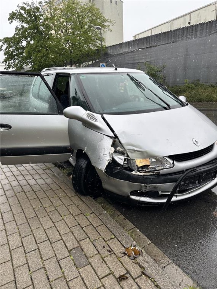 POL-ME: Mit geklautem Auto verunfallt: Polizei ermittelt - Langenfeld / Köln - 2305021