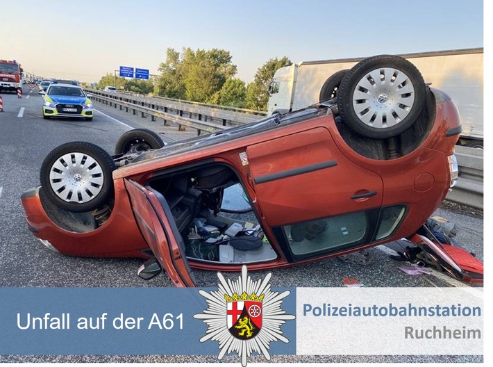 POL-PDNW: Polizeiautobahnstation Ruchheim - Pkw übersieht Lkw beim Auffahren auf die A61 und überschlägt sich. Linke Spur gesperrt.