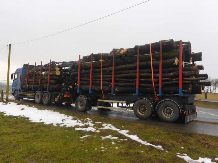 POL-EU: Überladenen Holztransporter aus Verkehr gezogen