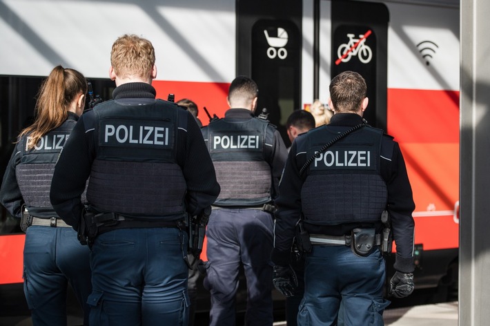 Bundespolizeidirektion München: Ohne Reisedokumente und Zugtickets/ Bundespolizei greift 15 Migranten auf