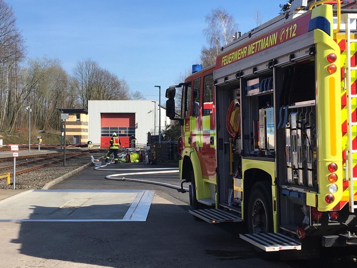 FW Mettmann: Gasausströmung auf dem Gelände der Regio-Bahn in Mettmann. Aufmerksame Mitarbeiter verhindern schlimmeres. Feuerwehr sperrte große Bereiche ab. Keine Verletzten