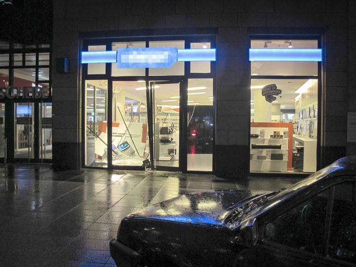 POL-BO: Blitzeinbruch: Täter zerstören Ladentür mit Kleinwagen - Zeugen gesucht