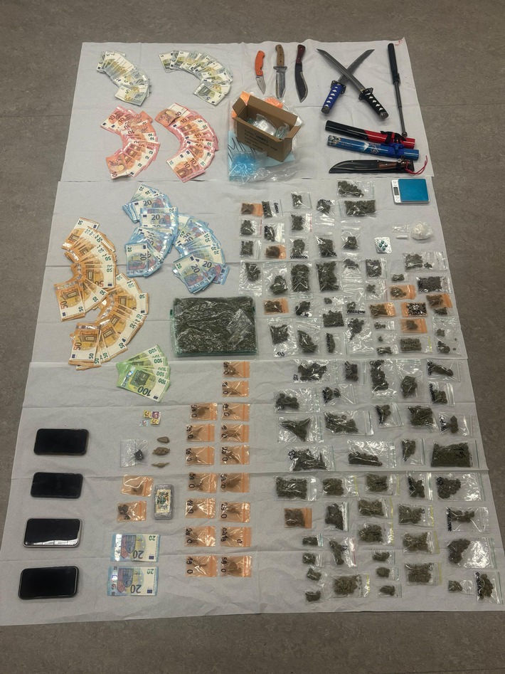 Schwerpunktkontrollen in Kölner Innenstadt und im Rechtsrheinischen - Festnahme in Holweide und Verfolgungsfahrt in Höhenhaus 1 Bild 2