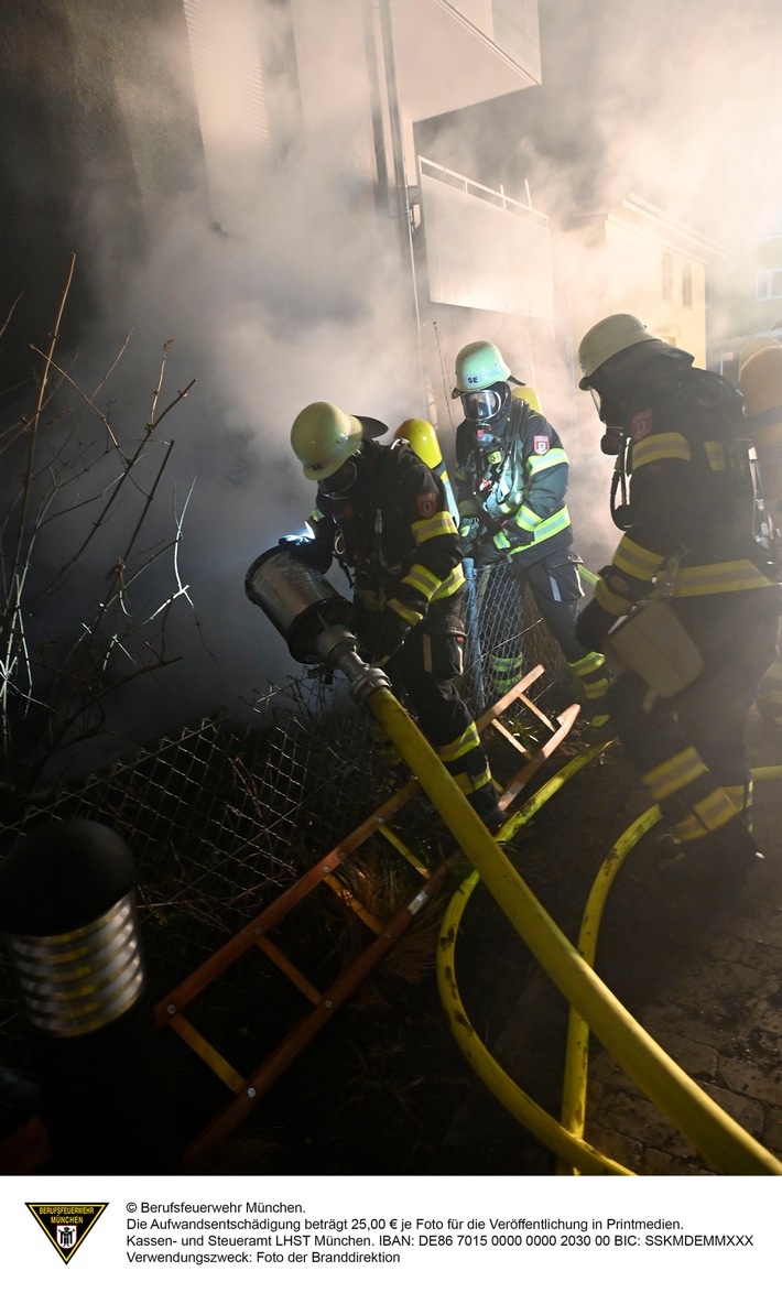 FW-M: Kellerbrand wütet in Mehrfamilienhaus (Kleinhadern)