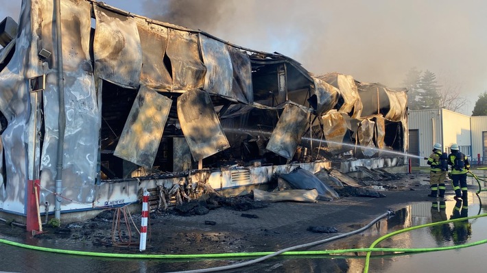 FW-HAAN: Großbrand in gewerblicher Hall