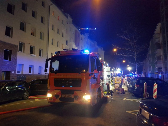 FW-F: Wohnungsbrand mit 100.000 Euro Sachschaden. Zwei Personen leicht verletzt.