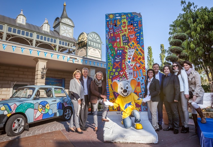 25 Jahre Deutsche Einheit: Europa-Park enthüllt Rizzi-Werk der Berliner Mauer