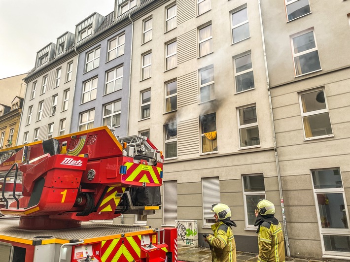 FW Dresden: Wohnungsbrand fordert einen Verletzten