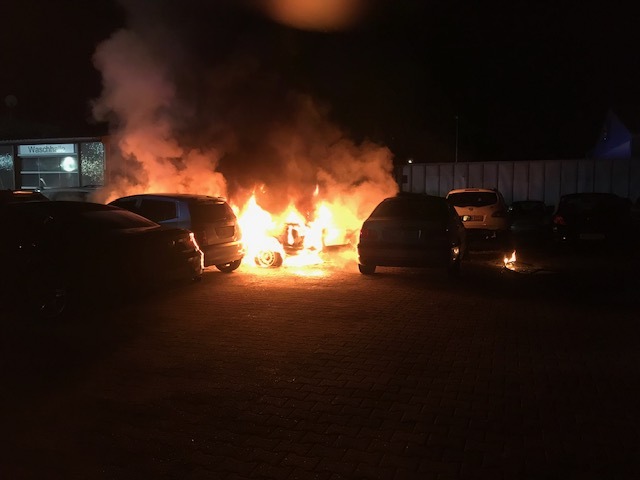 FW-BOT: Brennen mehrere Fahrzeuge auf dem Gelände einer KFZ-Werkstatt