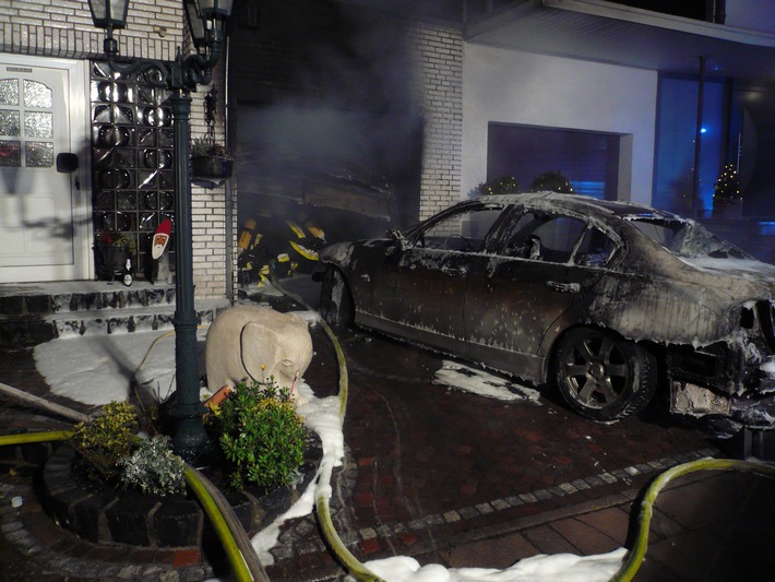 FW-E: PKW brennt in Garage - keine Verletzten