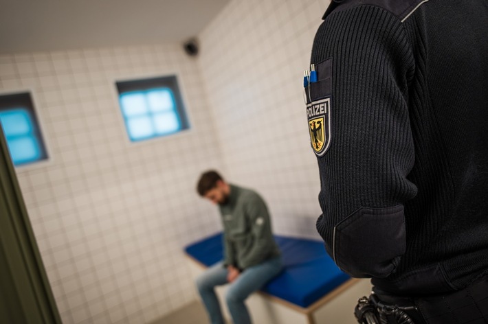 Bundespolizeidirektion München: Mann kommt von Zugfahrt nicht mehr nach Hause/ Bundespolizei bringt gesuchten Reisenden hinter Gitter