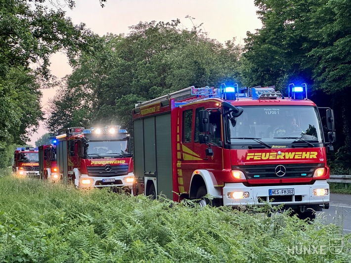 FW Hünxe: Ladung eines Müllwagens in Brand geraten