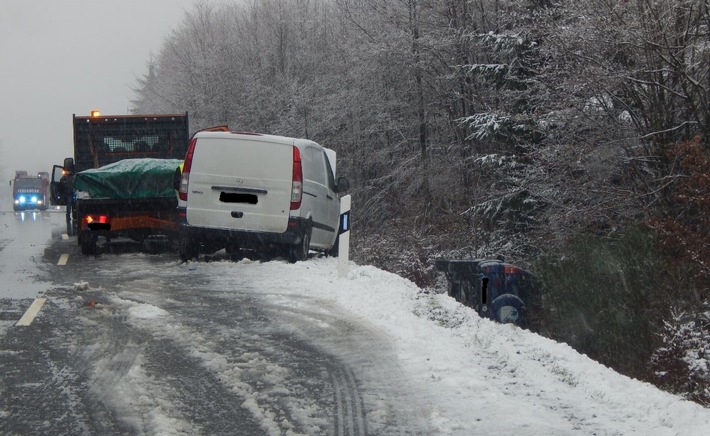 POL-PDMT: Verkehrsunfall mit Folgeunfall bei winterlich glattem Wetter