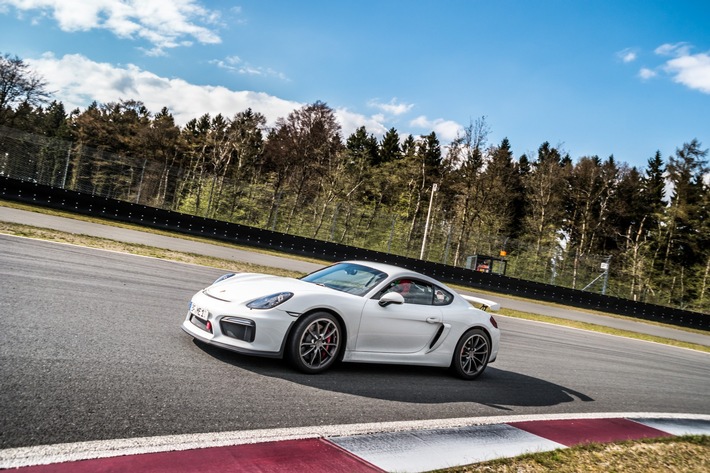 Wenn Adrenalin auf Erholung trifft: Racetaxi-Fahrt und Wellnessurlaub im Gräflicher Park Health &amp; Balance Resort