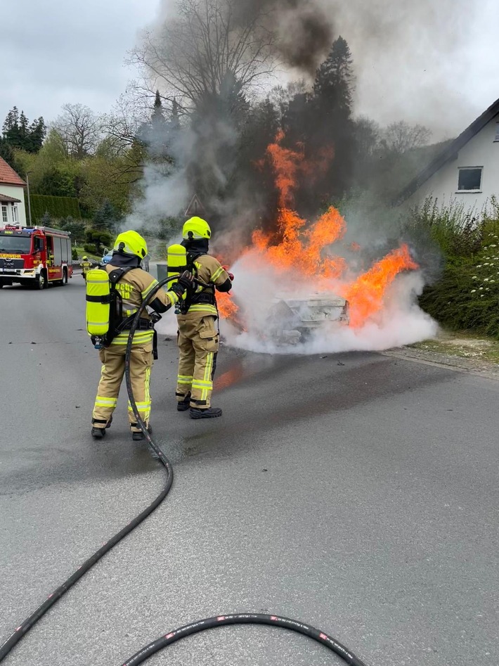 FW-DT: Unklare Rauchentwicklung und Fahrzeugbrand