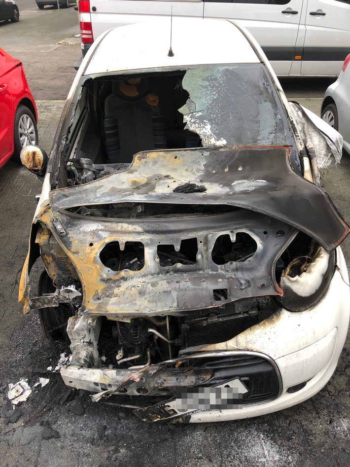 POL-MG: Unbekannte setzen Autos und Baustellenplane in Brand: Zeugensuche