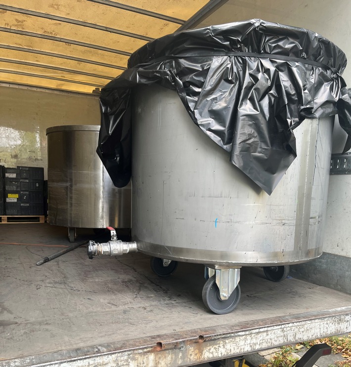 POL-HA: Verstoß gegen die Ladungssicherung - Drei schwere Silos rollen über Ladefläche eines fahrenden LKW