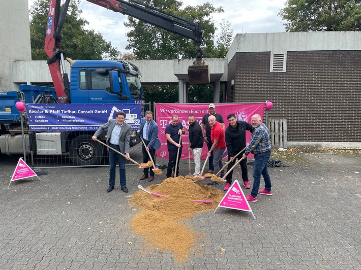 Spatenstich: Telekom startet Glasfaserausbau in Wetzlar