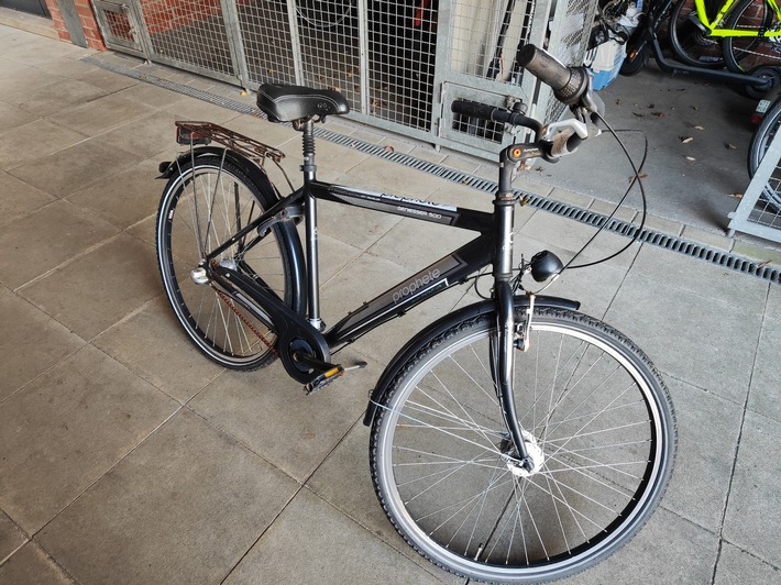 POL-HK: Hademstorf: In Haus eingestiegen; Bispingen: Gegen Ampel gefahren; Walsrode: Scheiben mit Gullydeckel eingeworfen; Bispingen: In Bauernhaus eingeschlichen; Soltau: Eigentümer zu Fahrrad gesucht (FOTO)