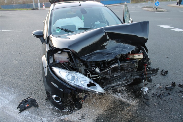 POL-HA: Zwei Leichtverletzte nach Unfall auf Kreuzung in Wehringhausen