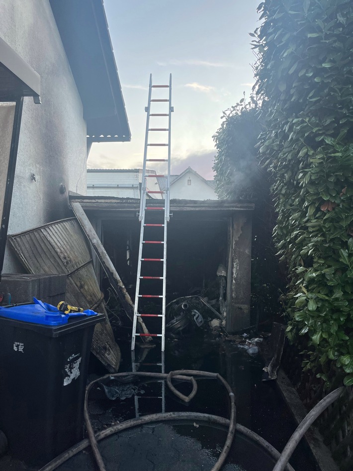 POL-DN: Garage brennt komplett aus