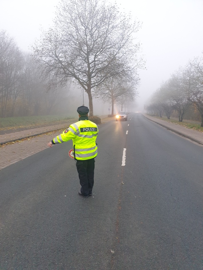 POL-WHV: &quot;Licht kann Leben retten!&quot; Beleuchtungskontrollen in der dunklen Jahreszeit (FOTO) - Polizei leitet innerhalb nur weniger Stunden 16 Verfahren ein