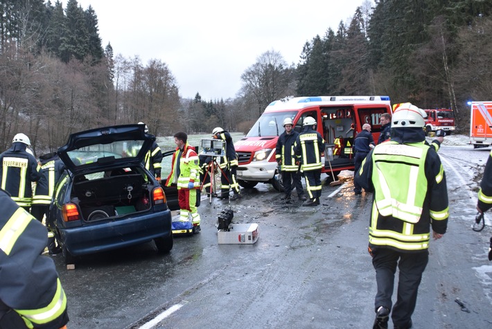 FW-OE: Schwerer Verkehrsunfall beschäftigt Feuerwehr und Rettungsdienst in Attendorn