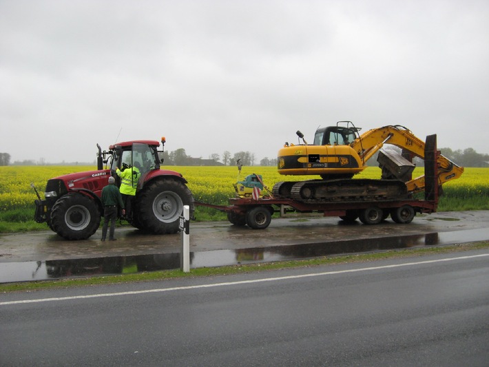 POL-CUX: Polizei kontrolliert landwirtschaftlichen Verkehr - hohe Beanstandungsquote + Traktorfahrer über Gefahren für Motorradfahrer aufgeklärt