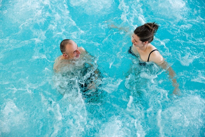 Thermalwasser hilft, gesund zu bleiben oder gesund zu werden. Es ist immer der richtige Zeitpunkt bewusst zu entschleunigen und Kraft zu tanken. Das Thermalwasser der Heil- und Thermalbäder Niederbayerns heilt sprudelnd Körper und Seele. Zudem verleiht es ein einzigartig wohliges Gefühl. Das Bayerische Thermenland in Niederbayern ist immer eine gute Wahl, um für Rücken, Gelenke und Wohlbefinden etwas zu tun. Dafür kann man auch eine Ambulante Vorsorgeleistung bei der Krankenkasse beantragen. / Weiterer Text über ots und www.presseportal.de/nr/133494 / Die Verwendung dieses Bildes für redaktionelle Zwecke ist unter Beachtung aller mitgeteilten Nutzungsbedingungen zulässig und dann auch honorarfrei. Veröffentlichung ausschließlich mit Bildrechte-Hinweis.