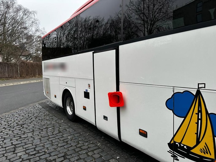 POL-KS: Kontrollen von Fernbussen am Wilhelmshöher Bahnhof: Zwei Busse mussten stehen bleiben