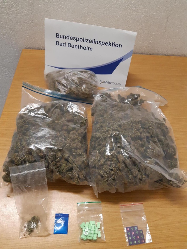 BPOL-BadBentheim: Fahrer ohne Führerschein und Beifahrer schmuggelt Drogen