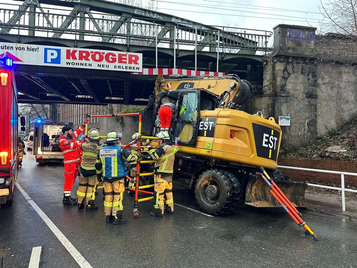 FW-E: Bagger kollidiert mit Brücke - eine schwerverletzte Person