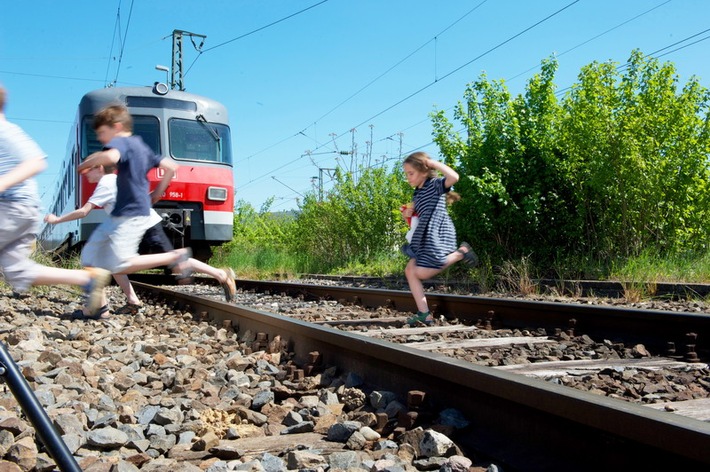 BPOL NRW: Achtjährige auf den Gleisen - Güterzug leitet Schnellbremsung ein - Bundespolizei ermittelt