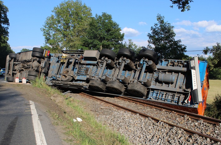 POL-SO: Warstein-Belecke - Lkw mit Holzhackschnitzeln kippt auf Bahngleise