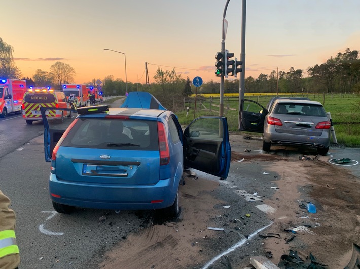 FW Ratingen: Verkehrsunfall mit 5 Verletzten